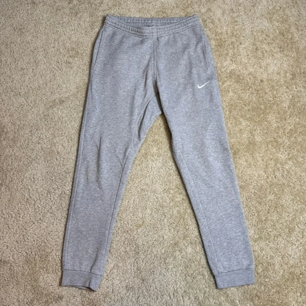 Nike Club Fleece Jogger Tapered‎ Pants Heather Grey Mens M Swoosh Sweatpants